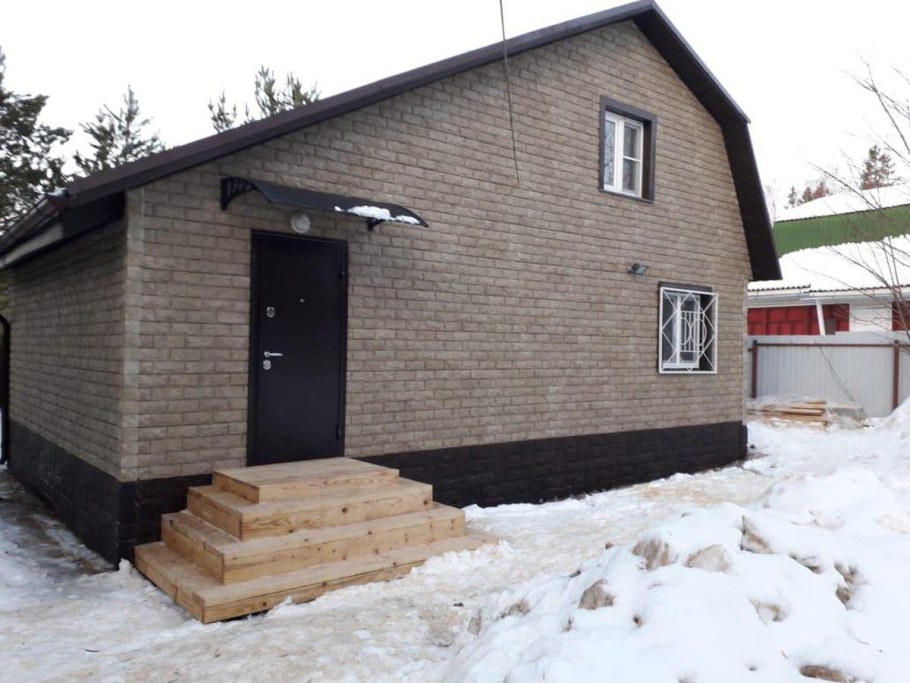 Дом с мансардой террасой и двускатной крышей