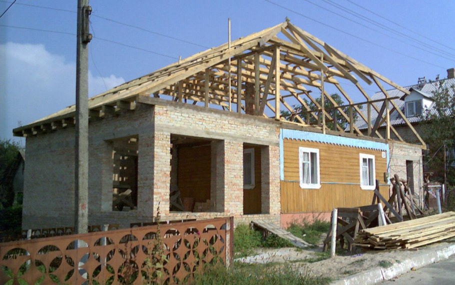 Двухэтажная пристройка к одноэтажному дому