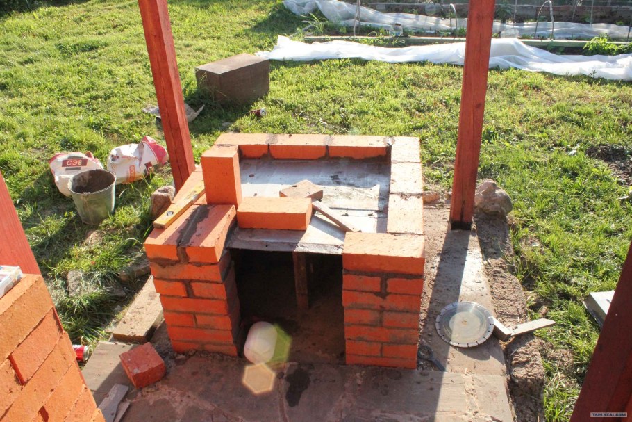 Шашлычница из кирпича на даче