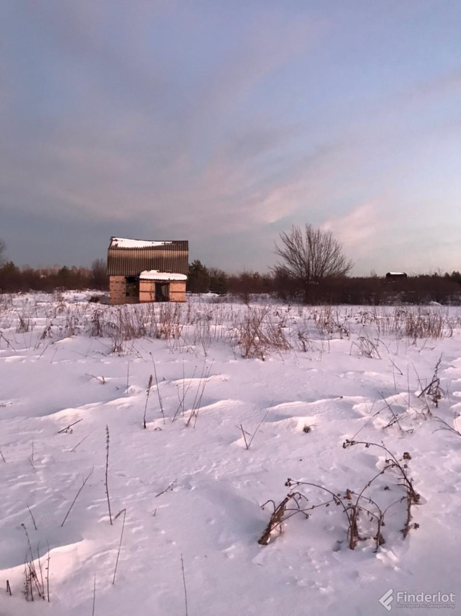 Пустой участок с забором