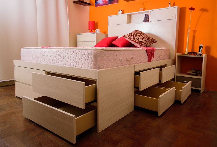 Кровать с ящиком для белья в изголовье