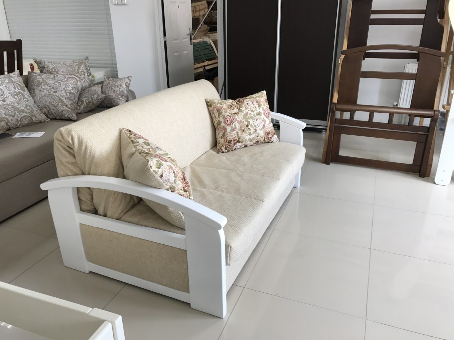 Диваны на деревянном каркасе из массива