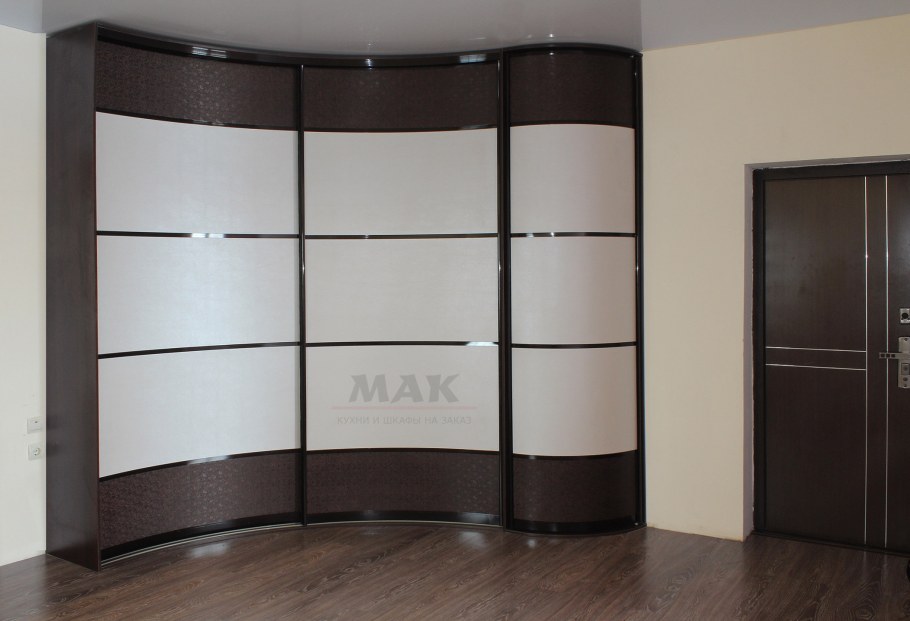 Угловой встроенный шкаф в зал