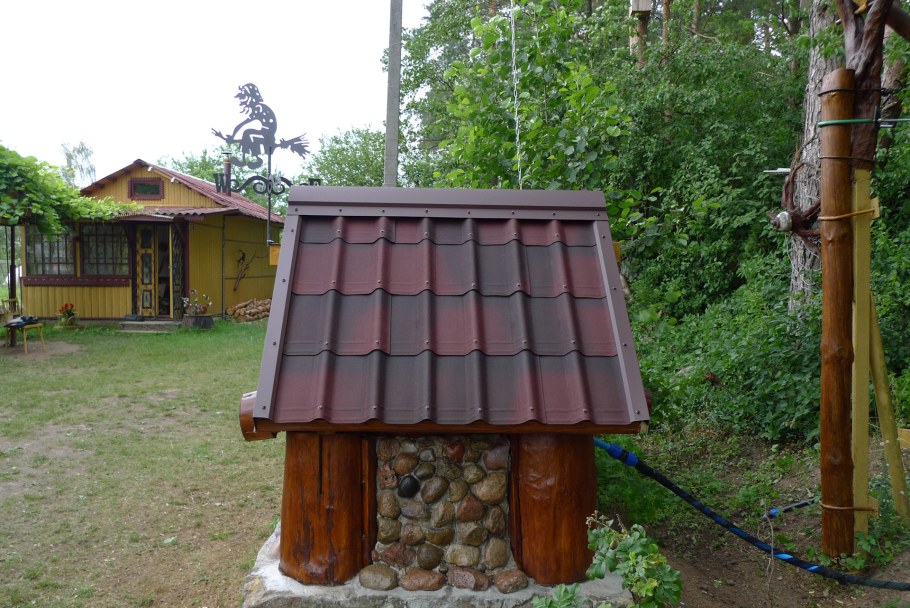 Домик вокруг колодца