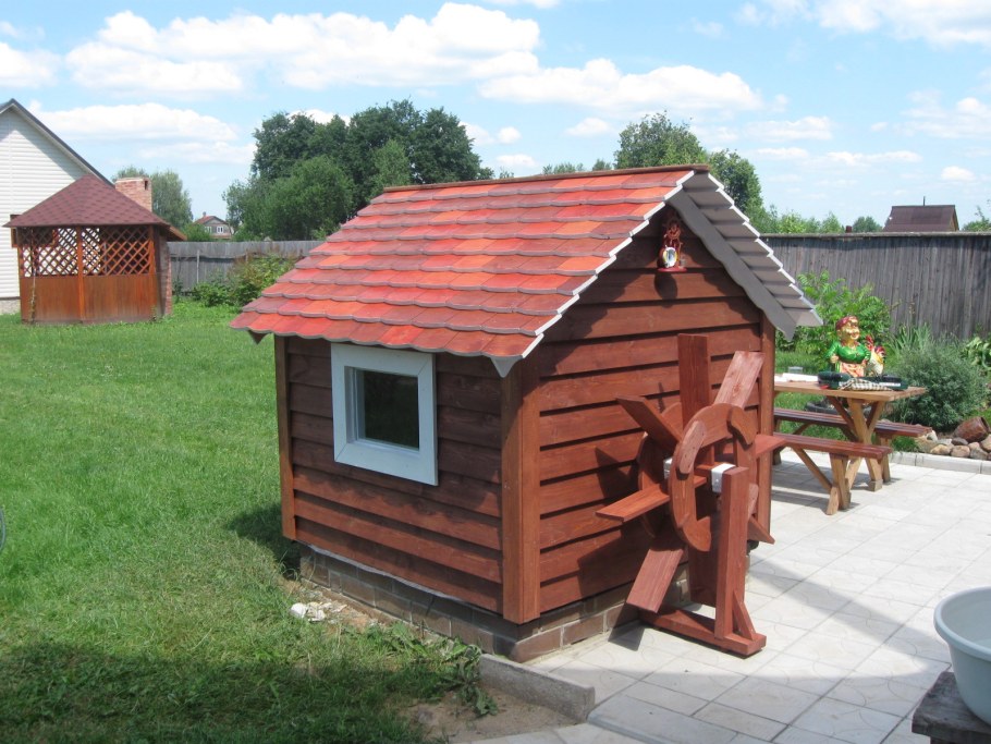 Домик для колодца на даче