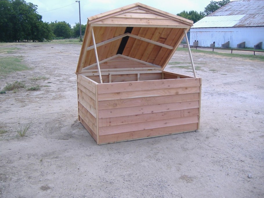 Домик для колодца с откидной крышей