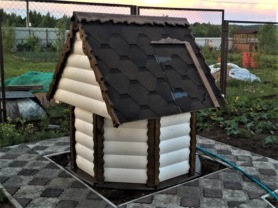 Домик для водяной скважины на даче