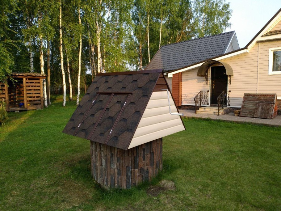 Домик для колодца с навесом