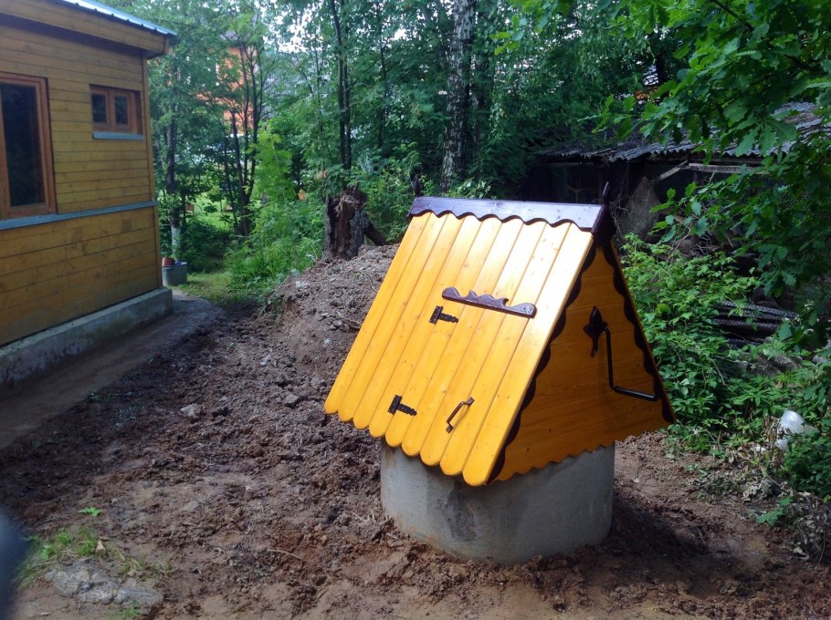 Домик для колодца треугольный