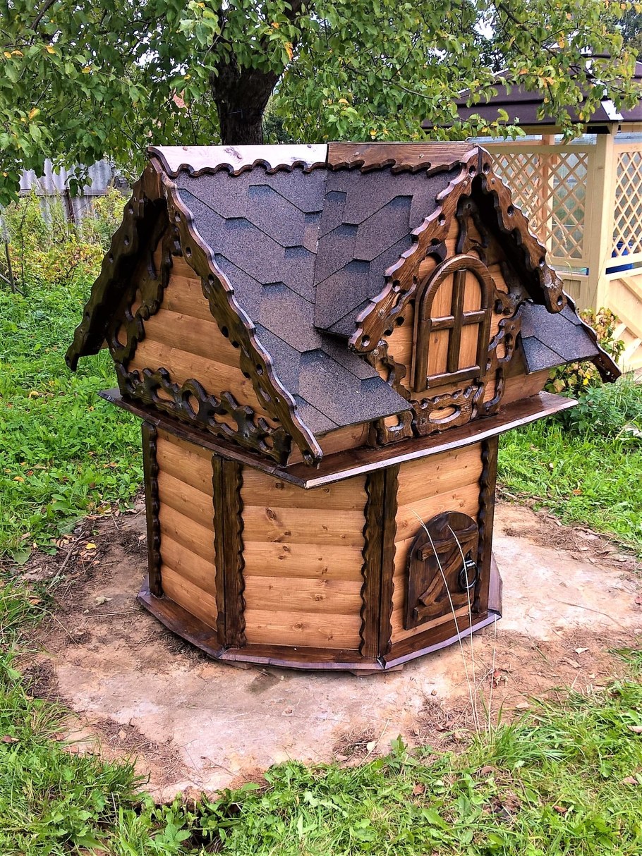 Квадратный колодец для воды на даче