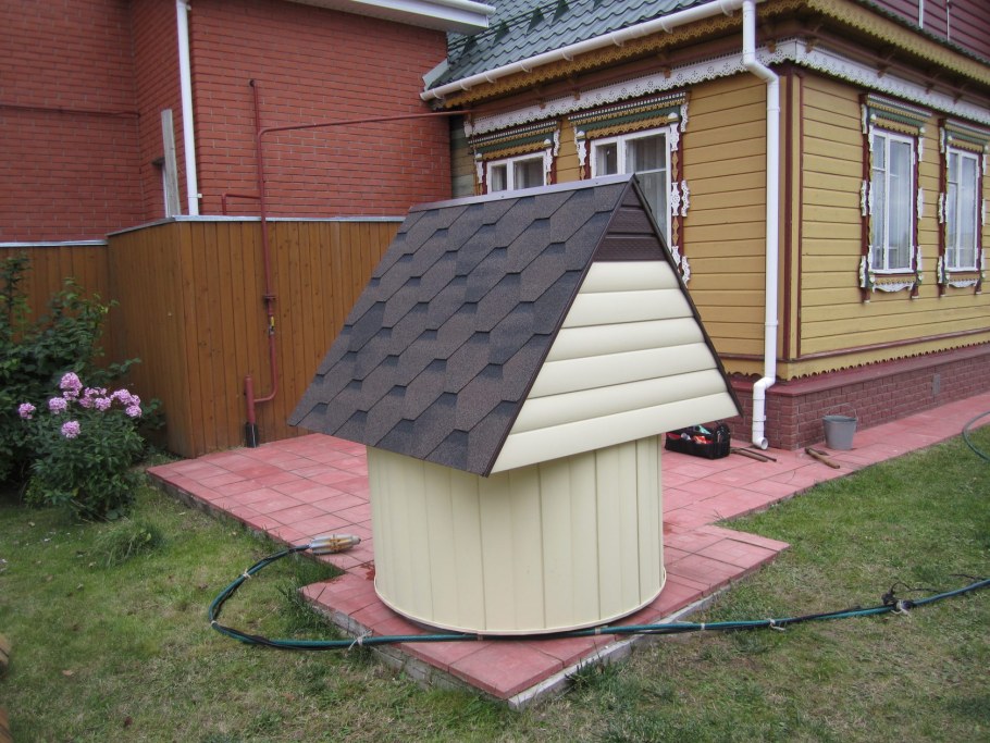 Необычный домик для колодца