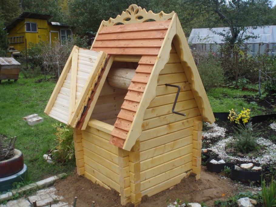 Декоративный колодец на участке