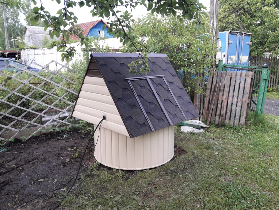 Красивый домик для колодца