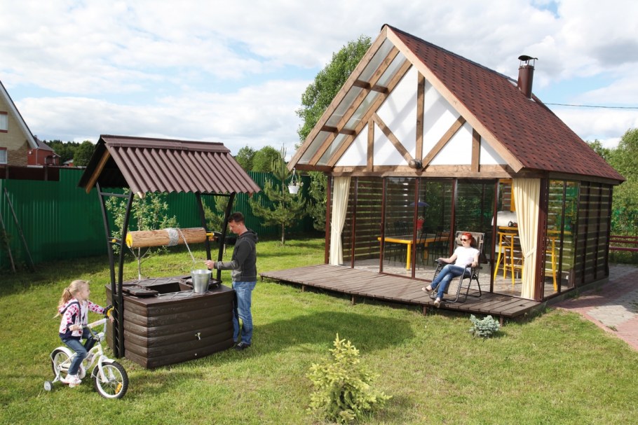 Красивый колодец на даче