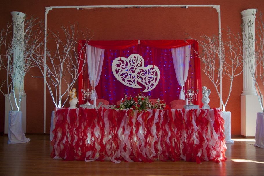 Украшение зала в Красном цвете