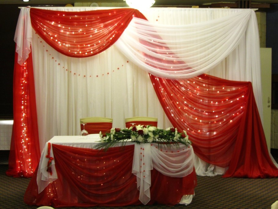 Украшение зала тканью в красно белой