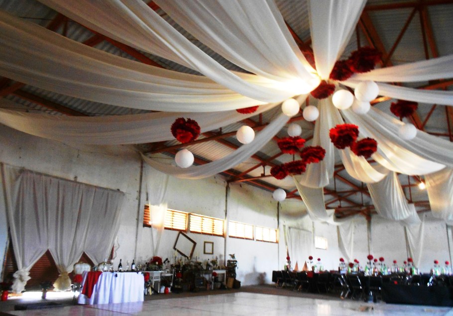 Декор потолка тканью в кафе