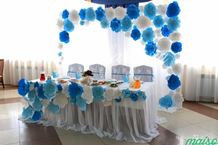 Украшение зала бумажными цветами