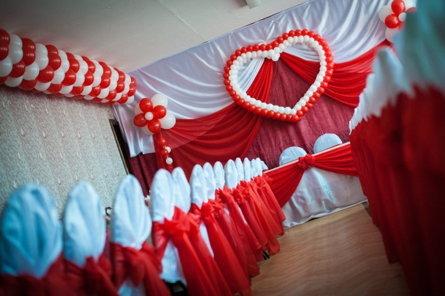 Украшение зала шариками