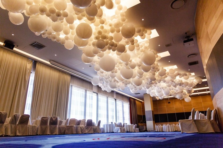 Украсить потолок шарами