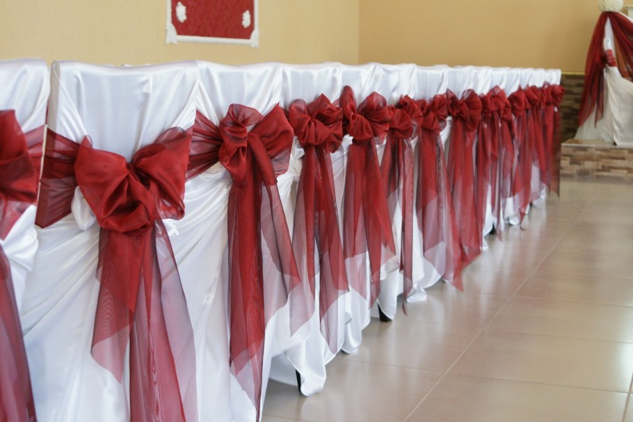 Белые банты на стулья
