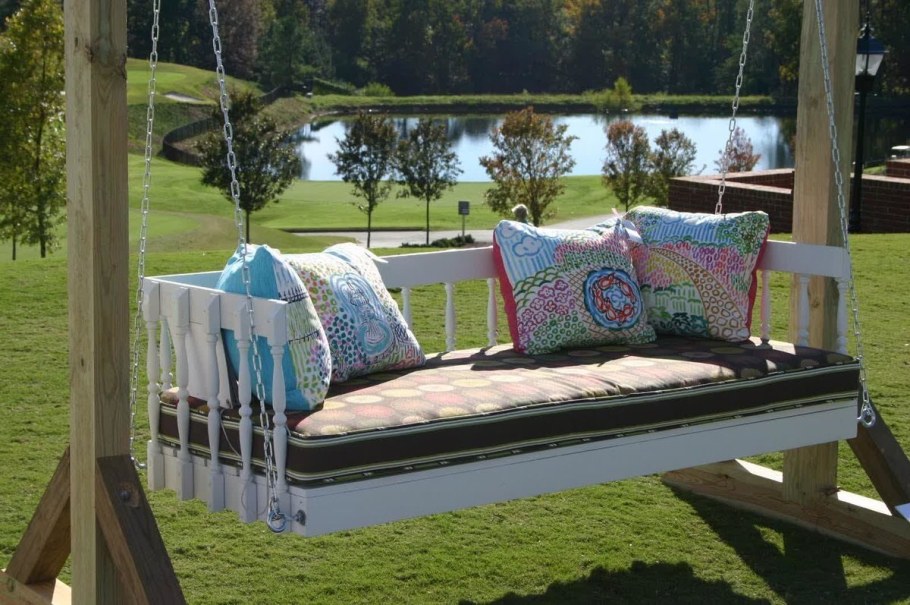 Скамейка с подушками на террасе