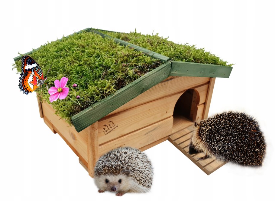 Деревянный домик для ежа