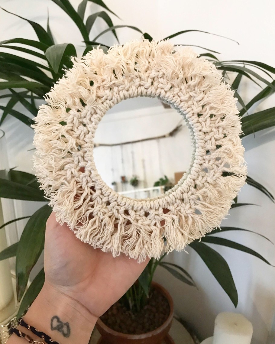 Рама из макраме для зеркала