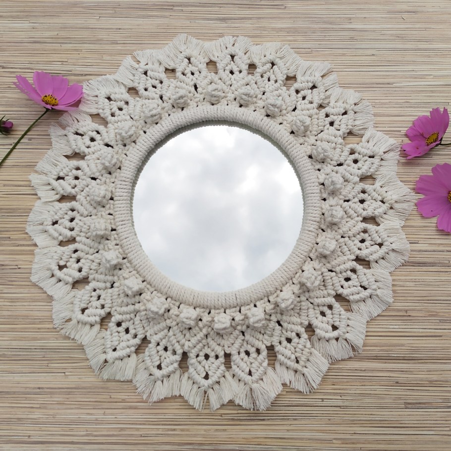 Рамка из макраме для зеркала