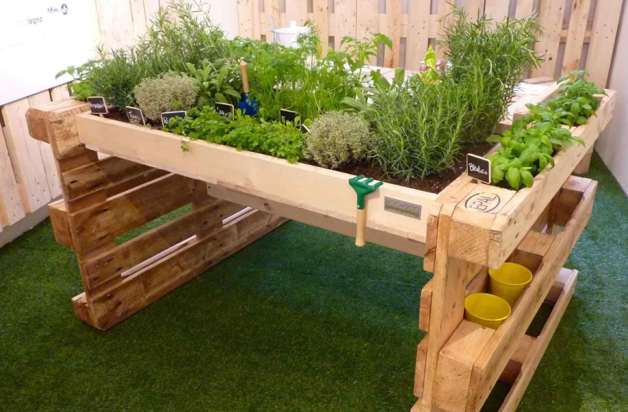 Клумба из поддонов