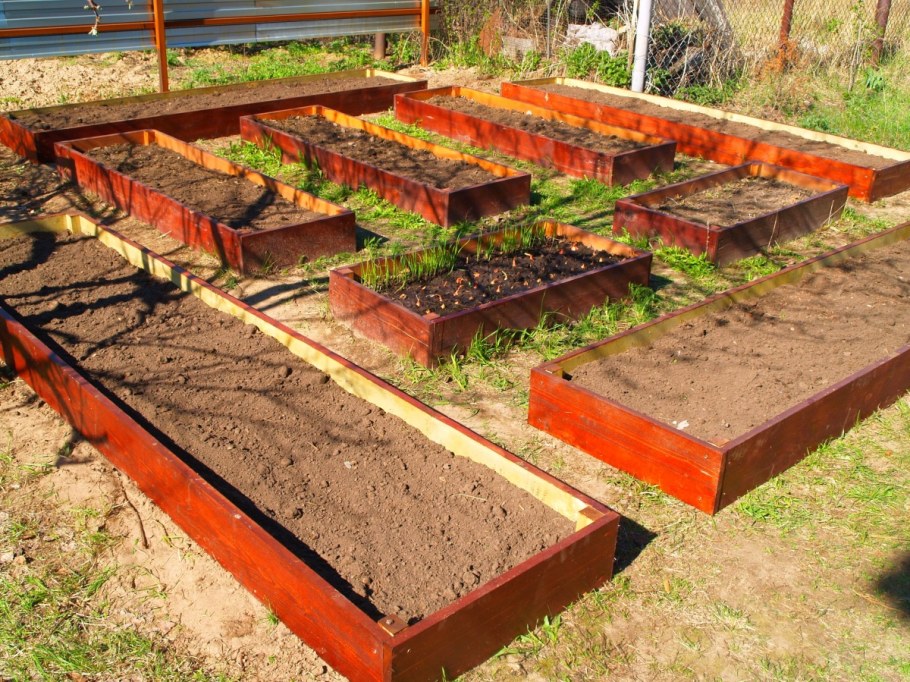 Крашеные грядки деревянные
