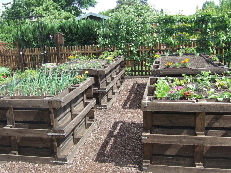 Грядки из поддонов