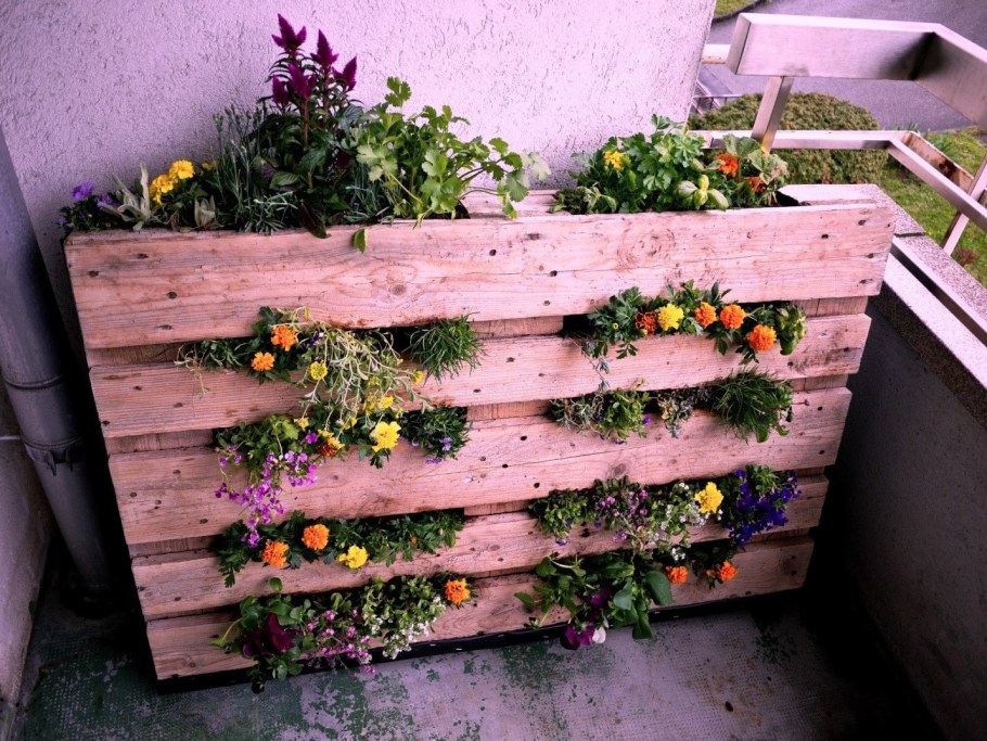 Клумба из поддонов