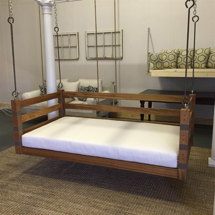 Кровать на мансарде