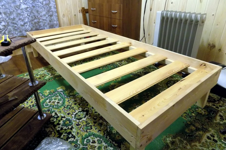 Деревянная кровать