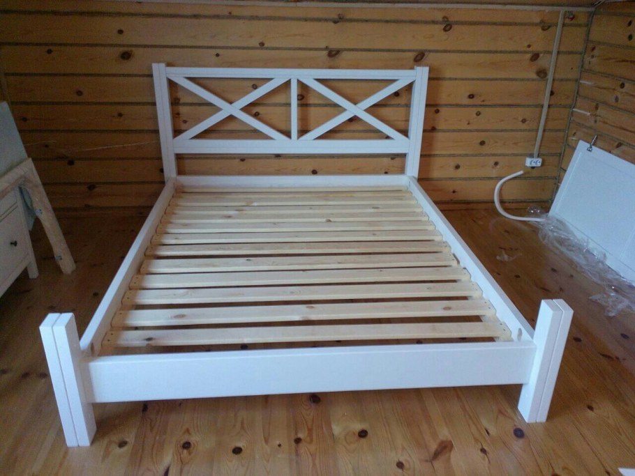 Подвесная кровать из бруса