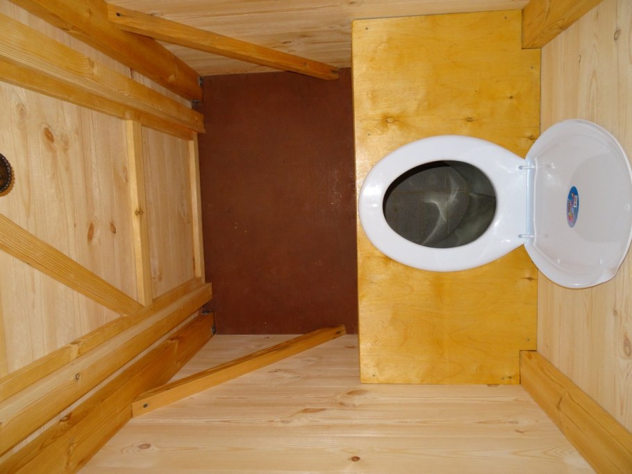 Вытяжка в дачном туалете