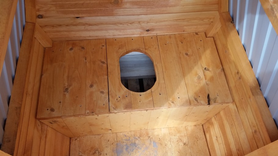 Дачный туалет с вентиляционной трубой