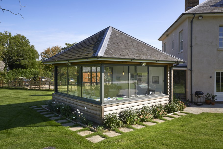 Застеклённая веранда к дачному дому