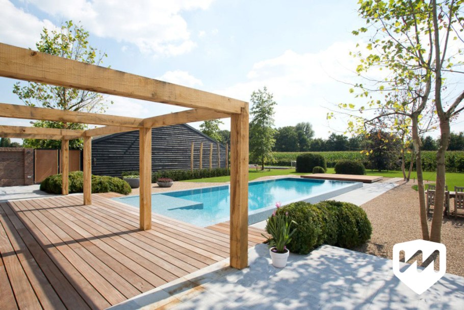 Подиум для бассейна на даче