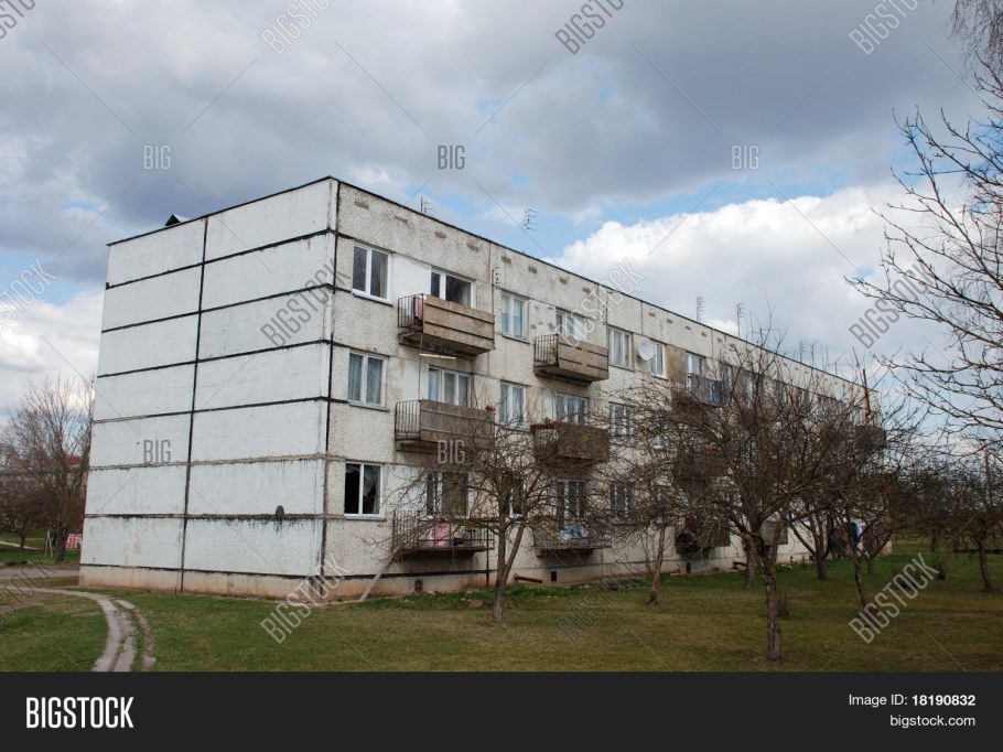 Трехэтажный панельный дом