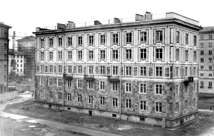 Полярников 10 первая хрущевка