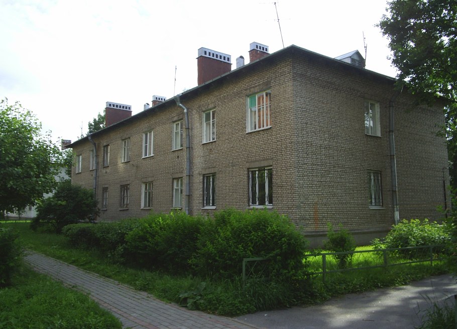 Двухэтажный кирпичный дом хрущевка