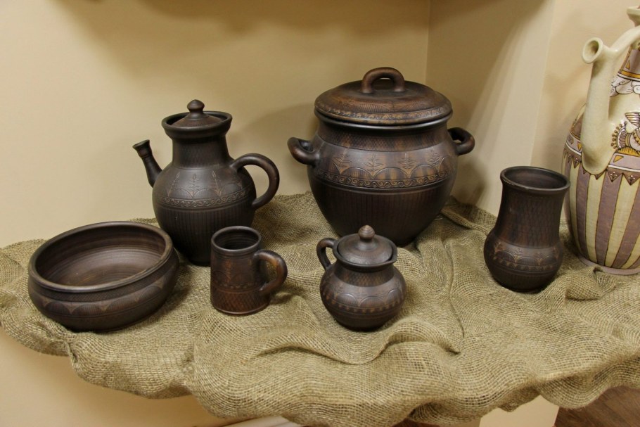 Расписная глиняная посуда