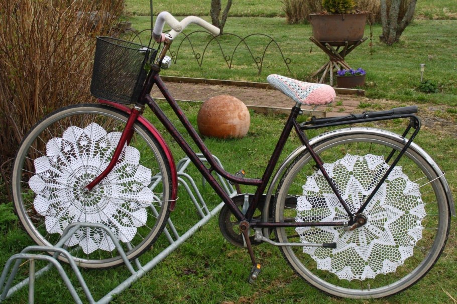 Что сделать из велосипедных колёс для дома и дачи: рекомендации на фото