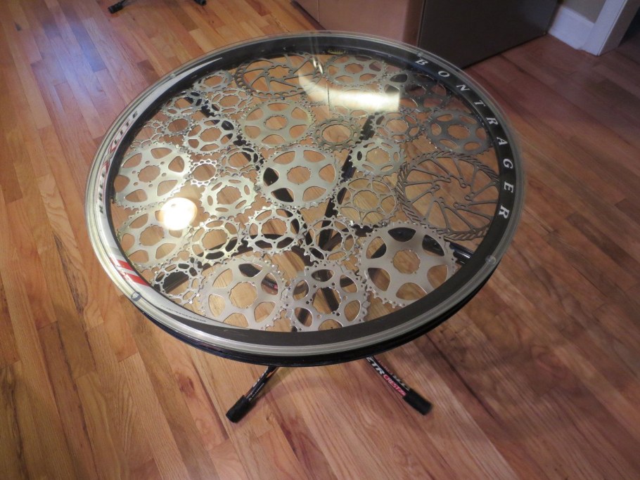 Столик из велосипедного колеса