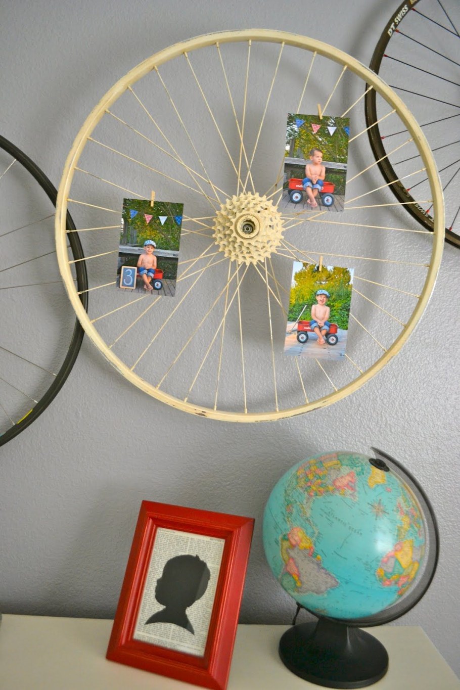 Инсталляция из колеса велосипеда