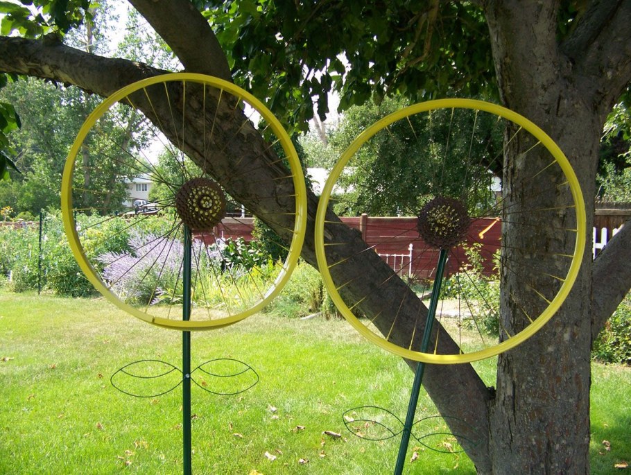 Велосипедные колеса в декоре сада