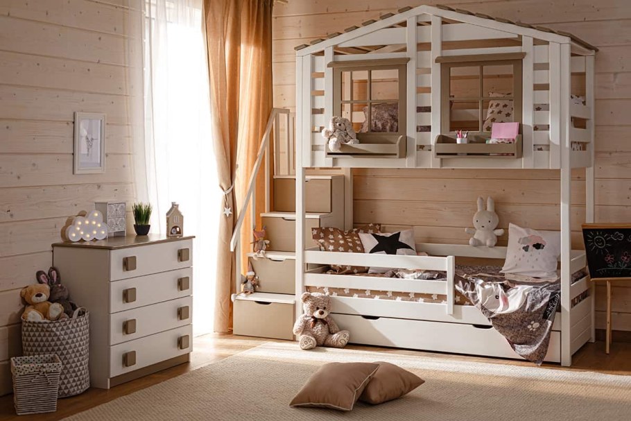 Декор из шишек в рамке