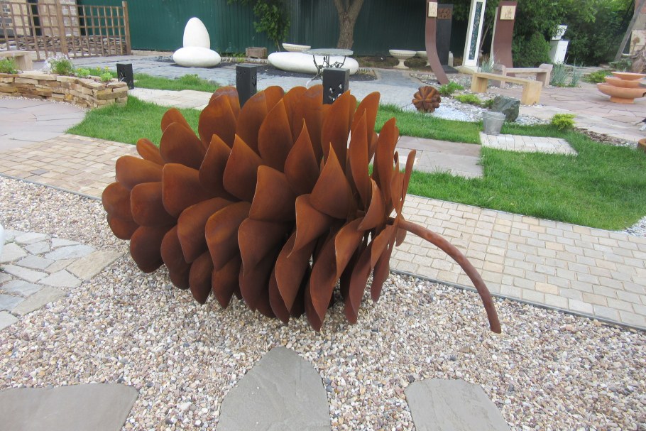 Золотая елка из шишек